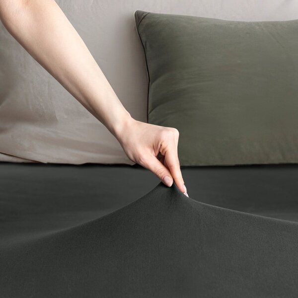 Tamno siva plahta s gumom od jeseya 140x200 cm Amber – Restilo