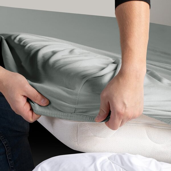 Svijetlo siva plahta s gumom od jeseya 140x200 cm Amber – Restilo
