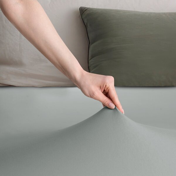 Svijetlo siva plahta s gumom od jeseya 140x200 cm Amber – Restilo
