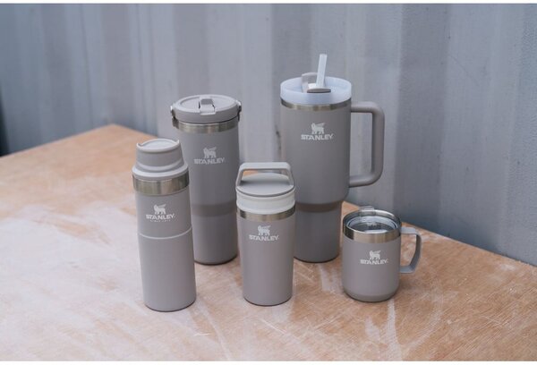 Svijetlo siva termosica od nehrđajućeg čelika sa slamkom 1,18 l Quencher H2.0 FlowState Tumbler Ash – Stanley