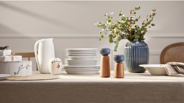 Mlin za začine od drveta hrasta s antracit porculanskim detaljima Kähler Design Hammershoi, visina 13 cm