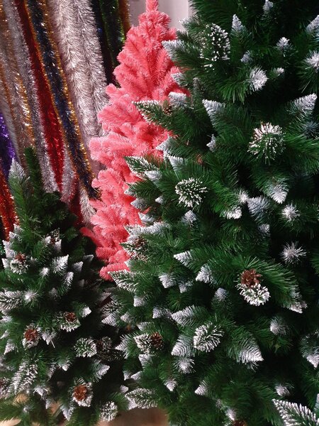 ShopJK BOŽIĆNO DRVCE BOR PREKRIVEN SNIJEGOM SA ČEŠERIMA 120 CM