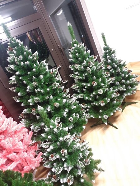 ShopJK BOŽIĆNO DRVCE BOR PREKRIVEN SNIJEGOM SA ČEŠERIMA 120 CM