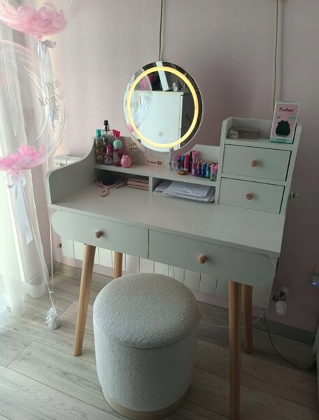 Elegantan toaletni stol s LED svjetlom u skandinavskom dizajnu