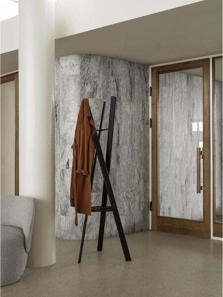 Crna vješalica od punog hrasta 62x176 cm Rakku – Blomus