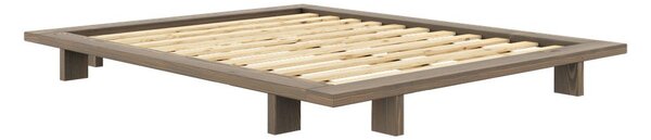 Smeđi bračni krevet od masivnog bora s podnicom 160x200 cm Japan – Karup Design