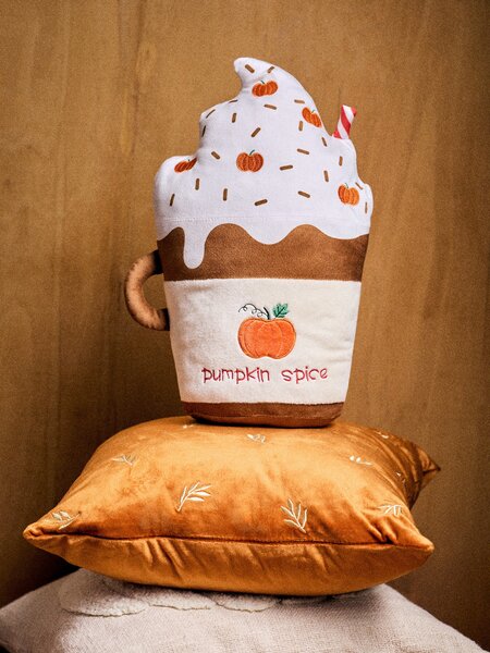 Sinsay - Dekorativni jastuk u obliku napitka Pumpkin Spice Latte