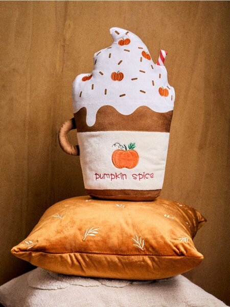 Sinsay - Dekorativni jastuk u obliku napitka Pumpkin Spice Latte