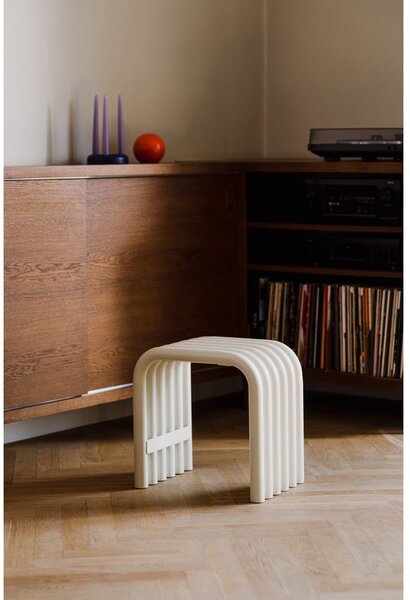 Bež metalna vrtna stolica Nokk – noo.ma