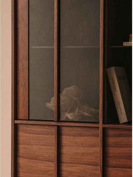 Smeđa vitrina u dekoru oraha 100x170x40 cm Onix – Kave Home