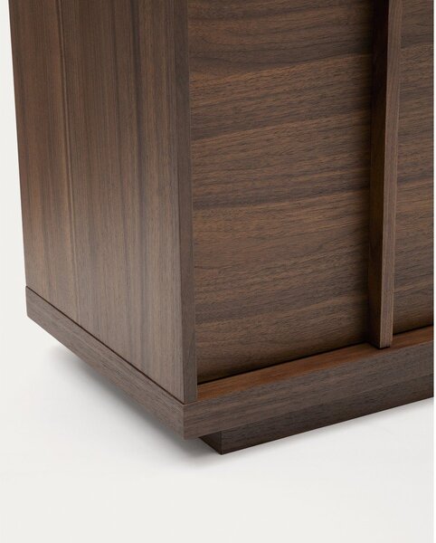 Smeđa vitrina u dekoru oraha 100x170x40 cm Onix – Kave Home
