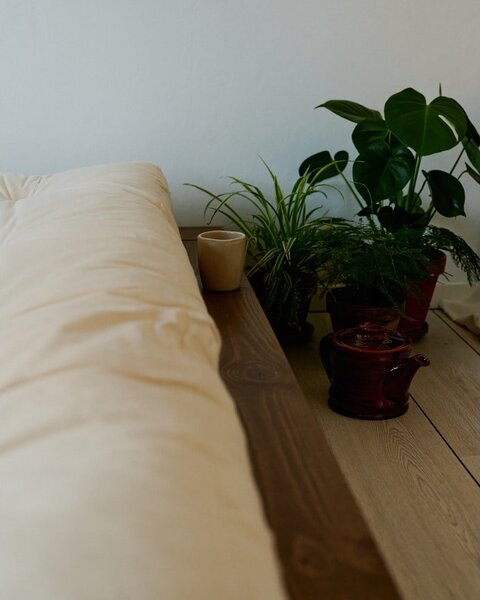 Smeđi krevet od masivnog bora s podnicom 120x200 cm Japan – Karup Design