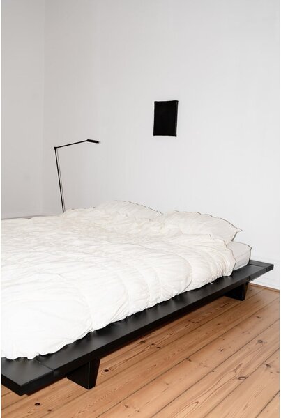 Crni bračni krevet od borovine sa letvicom 140x200 cm Japan - Karup Design