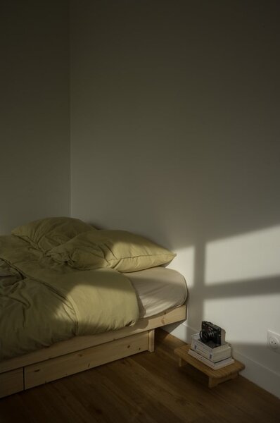 Bračni krevet od masivnog bora s prostorom za pohranu s podnicom 160x200 cm u prirodnoj boji Kanso – Karup Design
