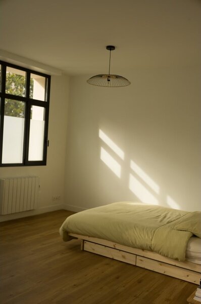 Bračni krevet od masivnog bora s prostorom za pohranu s podnicom 160x200 cm u prirodnoj boji Kanso – Karup Design