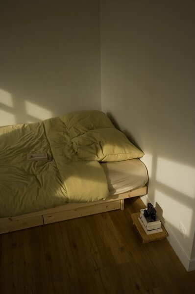 Bračni krevet od masivnog bora s prostorom za pohranu s podnicom 160x200 cm u prirodnoj boji Kanso – Karup Design