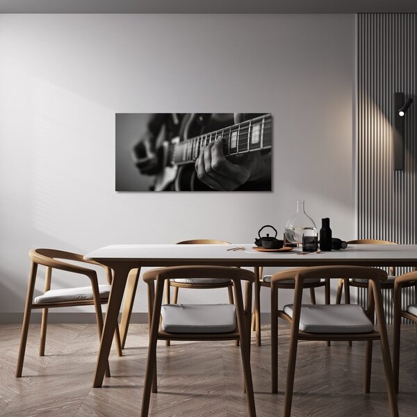 Slika prsti na žicama gitare