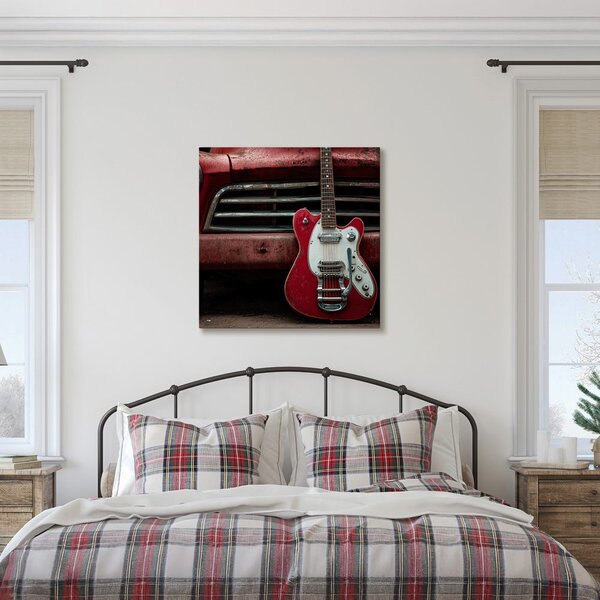 Slika crvena gitara ispred automobila