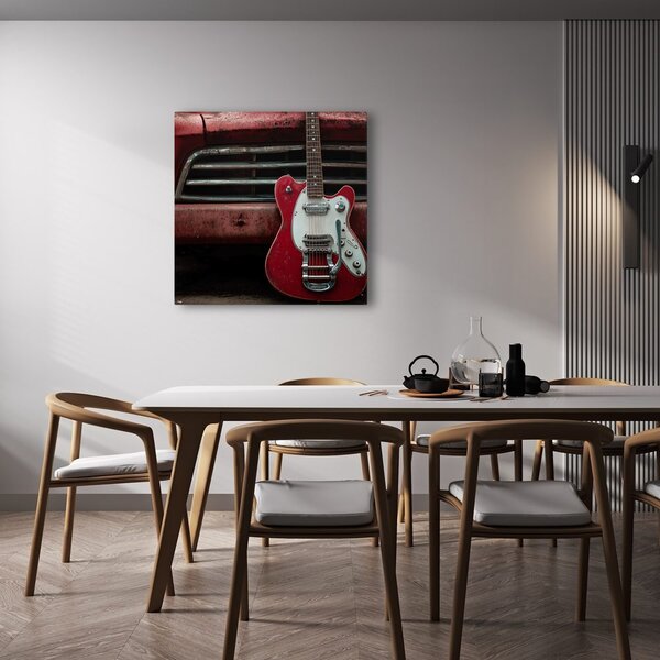 Slika crvena gitara ispred automobila