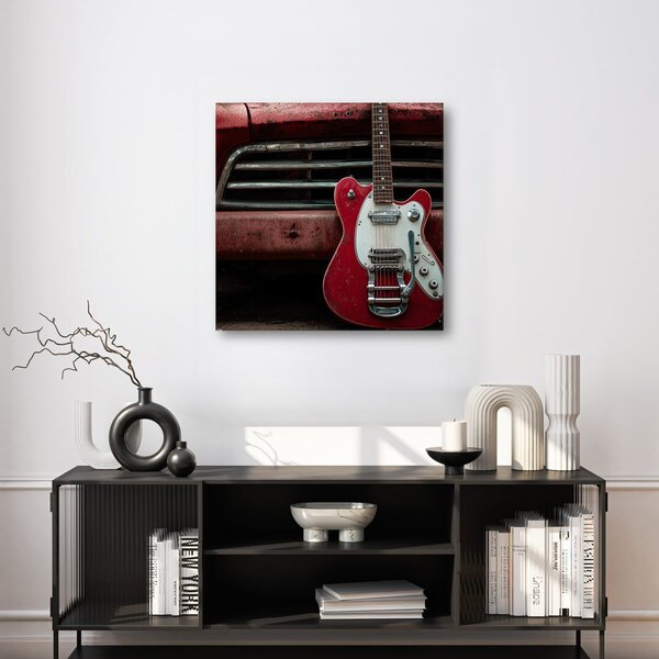 Slika crvena gitara ispred automobila