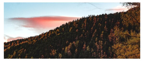 Slika crvenih oblaka iznad brda (120x50 cm)