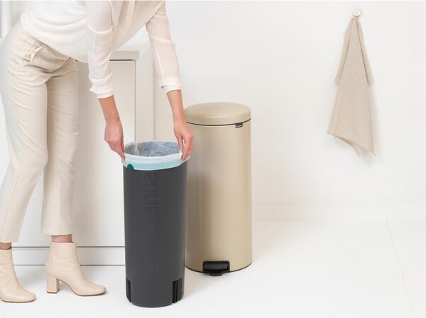 Bež željezna kanta za smeće s pedalom 30 l NewIcon – Brabantia