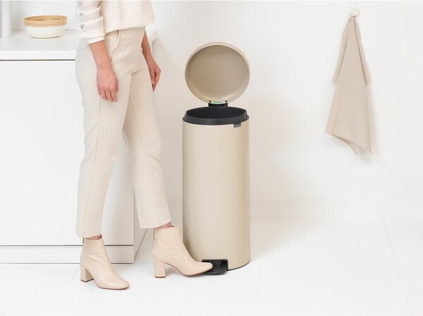 Bež željezna kanta za smeće s pedalom 30 l NewIcon – Brabantia
