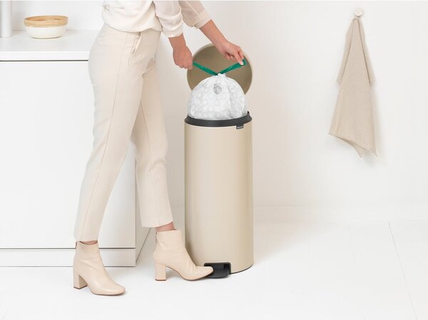 Bež željezna kanta za smeće s pedalom 30 l NewIcon – Brabantia