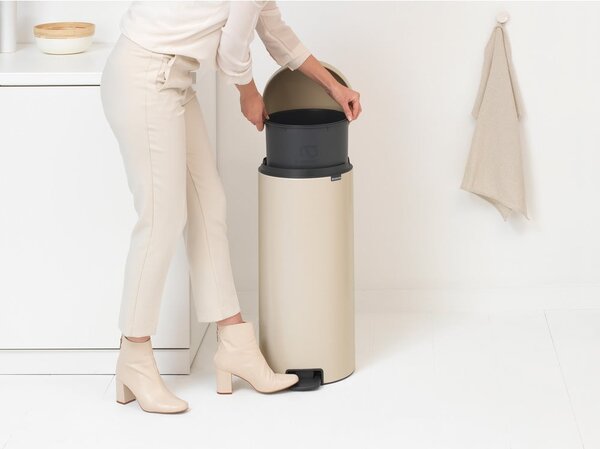 Bež željezna kanta za smeće s pedalom 30 l NewIcon – Brabantia