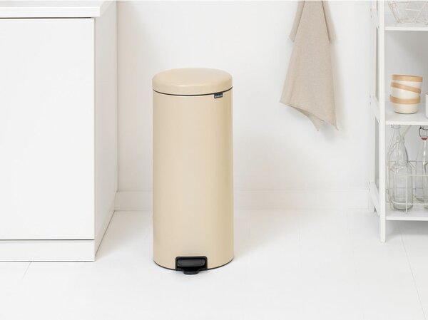 Bež željezna kanta za smeće s pedalom 30 l NewIcon – Brabantia