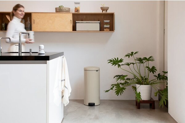 Bež željezna kanta za smeće s pedalom 30 l NewIcon – Brabantia