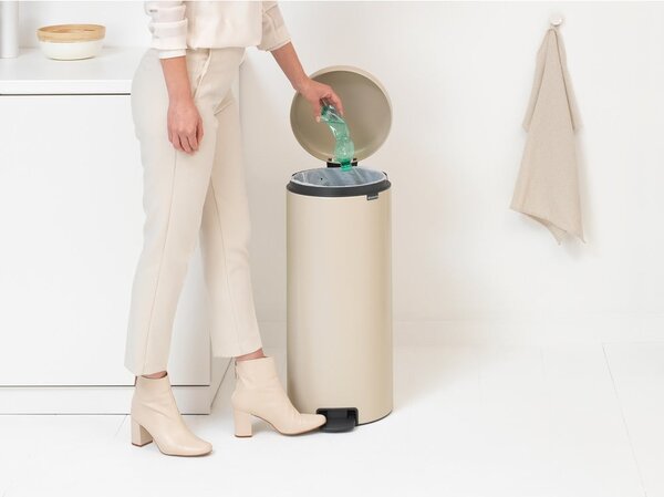 Bež željezna kanta za smeće s pedalom 30 l NewIcon – Brabantia