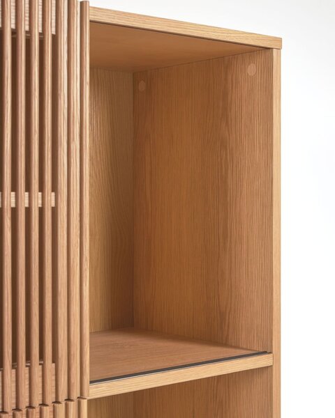 Biblioteka u dekoru hrasta s kliznim vratima u prirodnoj boji 85x170 cm Beyla – Kave Home