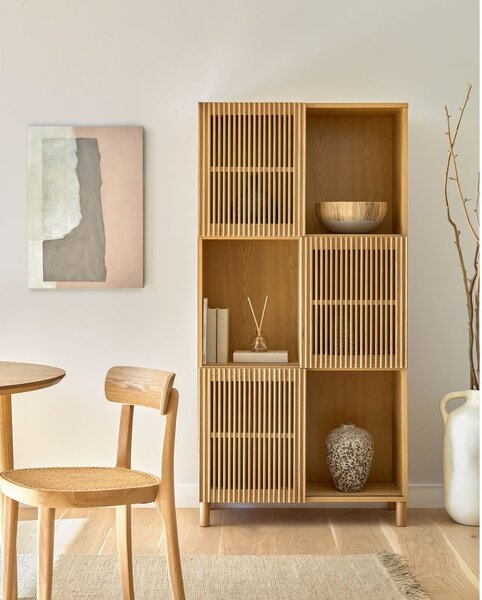 Biblioteka u dekoru hrasta s kliznim vratima u prirodnoj boji 85x170 cm Beyla – Kave Home