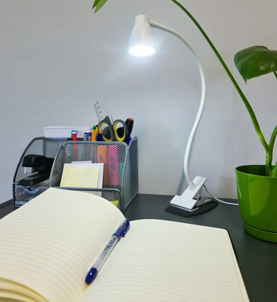 USB 24 LED pokretna stolna svjetiljka 3 načina laganog dima. bijela