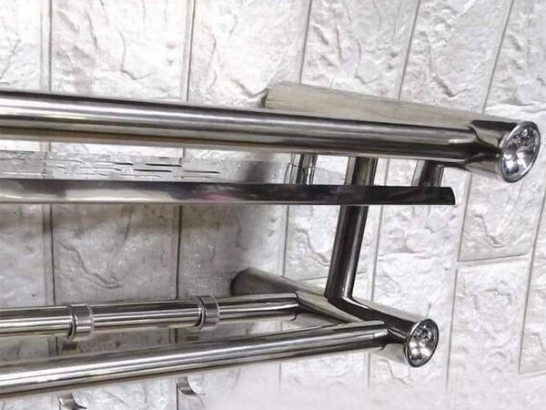 Aluminij u kupaonici. Polica - Organizator za viseći tuš