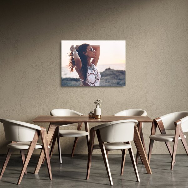 Staklena slika ženske na plaži (70x50 cm)