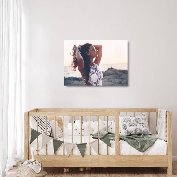 Staklena slika ženske na plaži (70x50 cm)