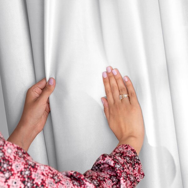 Bijela zavjesa za djelomično zamračenje od samta 140x245 cm Pleat – Restilo