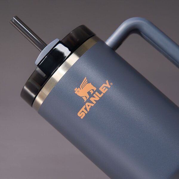 Tamno plava termosica od nehrđajućeg čelika sa slamkom 1,18 l Quencher H2.0 FlowState Tumbler Twilight – Stanley