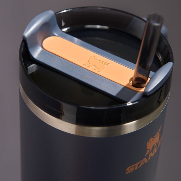 Tamno plava termosica od nehrđajućeg čelika sa slamkom 1,18 l Quencher H2.0 FlowState Tumbler Twilight – Stanley