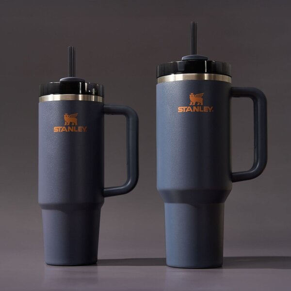 Tamno plava termosica od nehrđajućeg čelika sa slamkom 1,18 l Quencher H2.0 FlowState Tumbler Twilight – Stanley