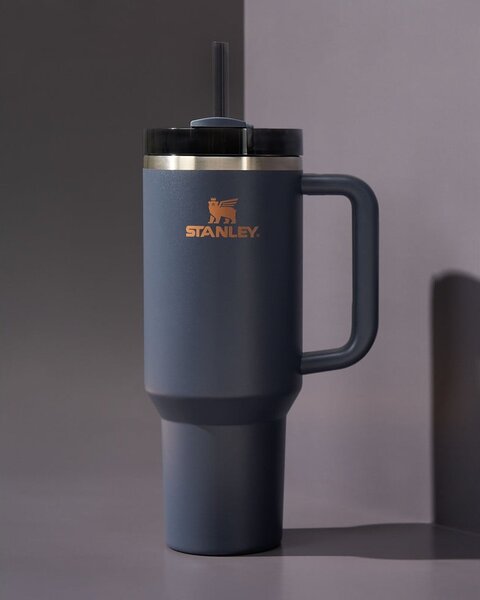 Tamno plava termosica od nehrđajućeg čelika sa slamkom 1,18 l Quencher H2.0 FlowState Tumbler Twilight – Stanley