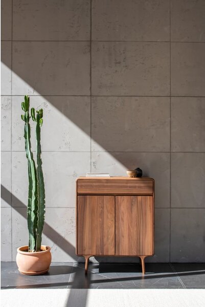 Smeđa komoda od punog oraha 90x110x45 cm Fawn – Gazzda