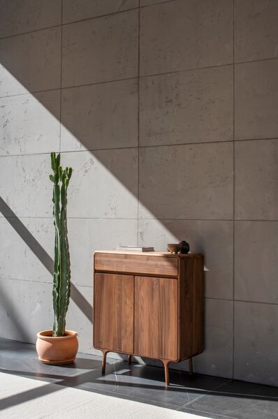 Smeđa komoda od punog oraha 90x110x45 cm Fawn – Gazzda