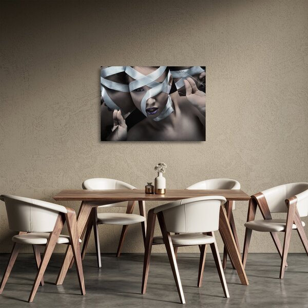 Staklena slika žene s vrpcom (70x50 cm)