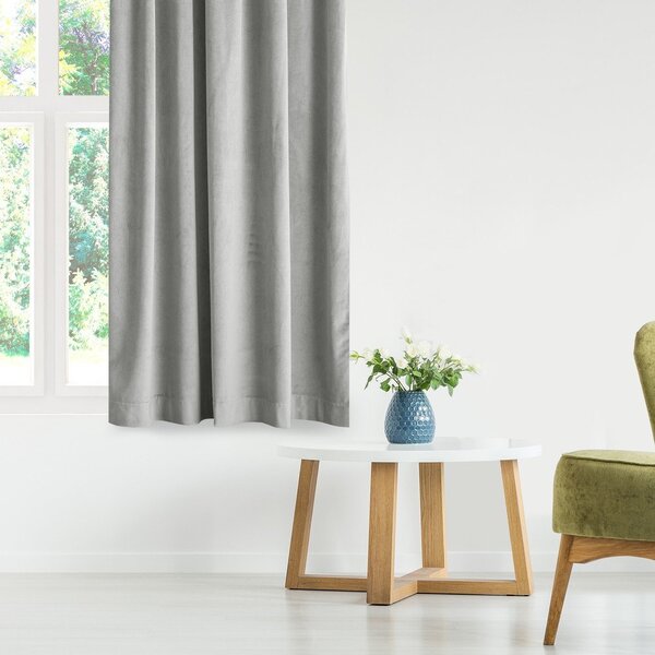 Svijetlo siva zavjesa za djelomično zamračenje od samta 140x245 cm Eyelets – Restilo