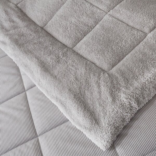 Svijetlo sivi prošiven prekrivač od mikropliša za bračni krevet 200x220 cm Cosy Cord – Catherine Lansfield