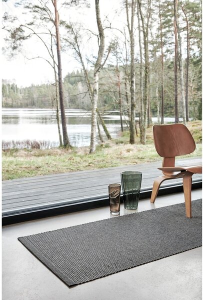 Antracitno siva unutarnja i vanjska staza 70x300 cm Emm Black Linen – Pappelina