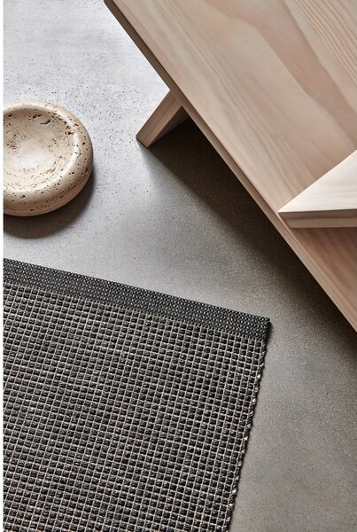 Antracitno siva unutarnja i vanjska staza 70x300 cm Emm Black Linen – Pappelina